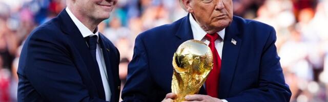 ВИДЕО | Трамп не захотел уходить с подиума: неловкий момент на награждении сборной Испании стал вирусным