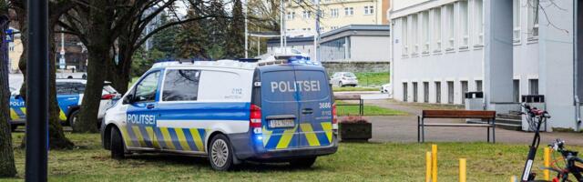 Родители критикуют школы за слабую кризисную коммуникацию. Психолог: в нынешней тревожной обстановке не время для контрольных работ