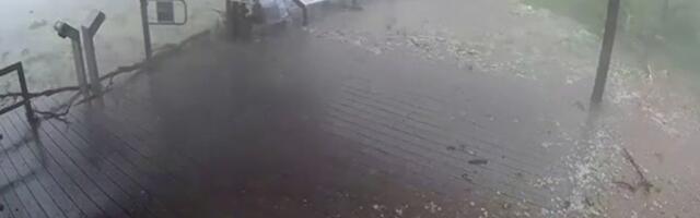 ВИДЕО | В Латвии ураган стал причиной гибели и травм, в Литве огромный град повредил автомобили, на дорогу падали деревья