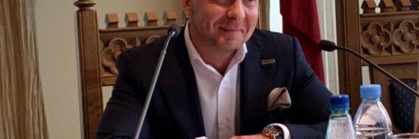 Депутат Росликов был изгнан с заседания парламента Латвии за использование в речи русского языка