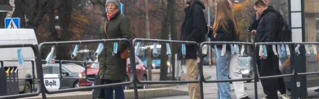 ФОТО | В центре Таллинна на остановке появилась необычная инсталляция