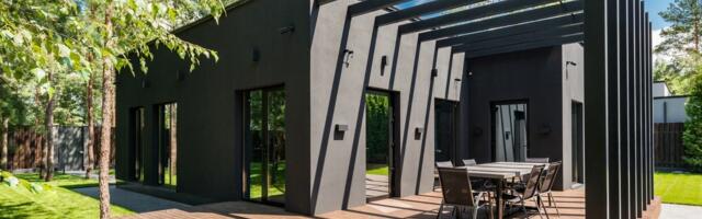 На что хватит 50 000 евро этим летом: выбираем между дачей, мини-домом и домом на колёсах