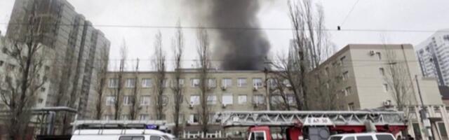 ВИДЕО | В Ростове-на-Дону загорелось здание погранслужбы ФСБ, очевидцы слышали взрыв