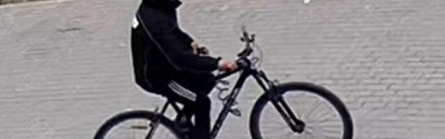 ФОТО | Полиция ищет мужчину, укравшего велосипед возле торгового центра