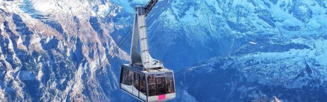 ВИДЕО | На канатной дороге под Ташкентом из-за аварии застряли отдыхающие