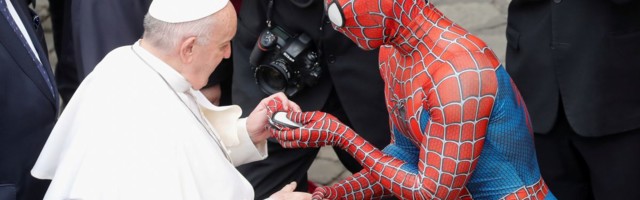 Папа римский Франциск встретился в Ватикане с Человеком-пауком