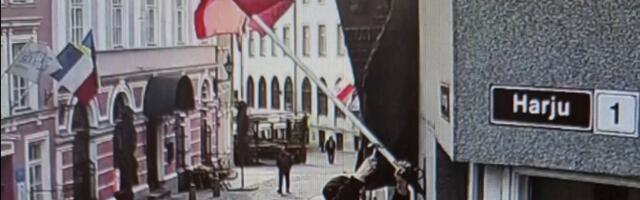 Яак Валге и Андрес Ауле снова вывесили на Доме писателя флаг ЭССР