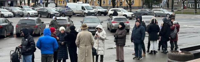 „Сегодня с погодой повезло, а до этого стояли под проливным дождем“: очередь у погранпункта в Нарве растет перед Рождеством
