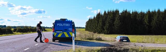 ФОТО | Пассажиры перевернувшейся Audi сбежали с места происшествия