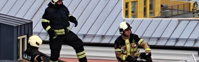 ФОТО и ВИДЕО | Из-за пожара из многоквартирного дома эвакуировали жильцов