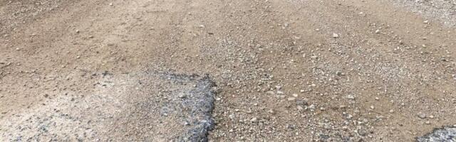 В волосте Козе машина пострадала от проезда по сложенному из кирпичей "лежачему полицейскому"