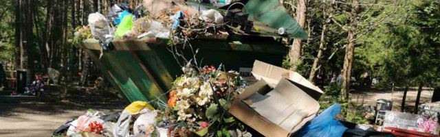 Депутаты: в праздники кладбище  утопало в мусоре, давайте сменим фирму!