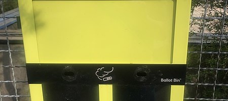 Таллинн подарил Нарве и Пярну необычные мини-контейнеры для окурков