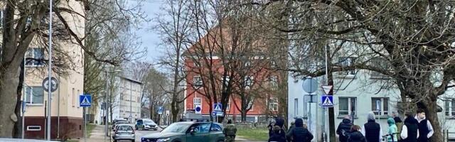 ЧП в Нарве: пьяный мужчина с похожим на оружие предметом переполошил Старый город