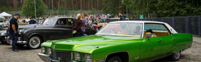 ФОТО | На любой вкус и цвет: в Латвии прошла выставка ретроавтомобилей
