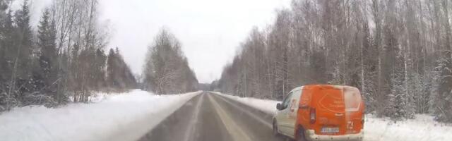 ВИДЕО: нетрезвый мужчина угнал автомобиль почтовой службы