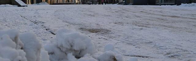 Чиновники уверяют, что город к зимнему сезону готов, но жители уже жалуются на гололед