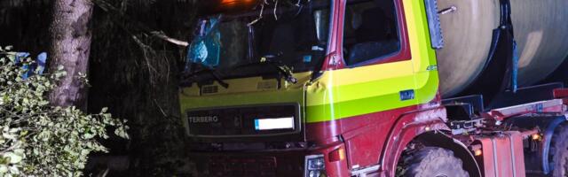 СВОДКА ЗА СУТКИ | Перевозивший фекалии грузовик вылетел в кювет, двоих подростков на легких ТС сбили автомобили