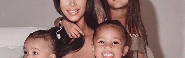 Ким Кардашьян рассказала про изоляцию с четырьмя детьми: "Мне приходится заниматься стиркой и готовить!"