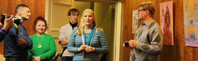 На персональной выставке Виктории Рекк сказочно переплелись голубой и розовый