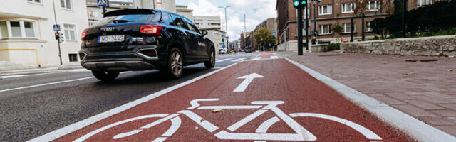 Таллинн откажется от постройки велосипедных дорожек на Нарвском шоссе и улице Лийвалайа