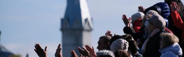 ФОТО | Массы людей наблюдали концерты в Нарве и Ивангороде