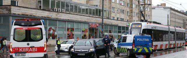 ФОТО | Столкновение двух автомобилей в центре Таллинна нарушило трамвайное движение