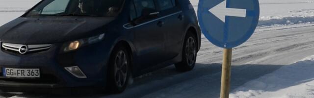 Ледовую дорогу на Вормси так и не открыли: местные жители ездят по льду на свой страх и риск