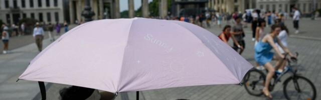 В Берлине полиция использует водометы против зноя