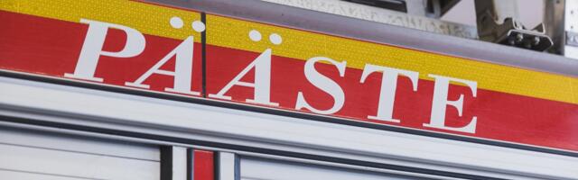 Ночью в Пыхья-Таллинне мужчина застрял в воротах парка