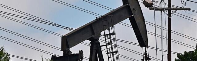 Цена на нефть слегка снизилась в ожидании итогов встречи на Аляске