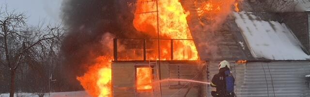 Спасатели: сгоревшая сауна, пожар в теплице и дети, застрявшие в лифте