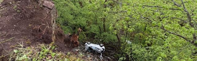 ФОТО С МЕСТА ПРОИСШЕСТВИЯ | За рулем съехавшего с обрыва авто находилась 33-летняя женщина