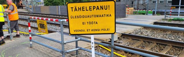 Быть беде? С железнодорожного переезда в Таллинне убрали предупреждающий о поезде сигнал