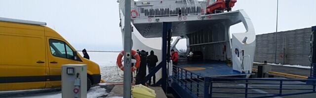 Паром Kihnu Virve из-за низкого уровня воды стоит в порту