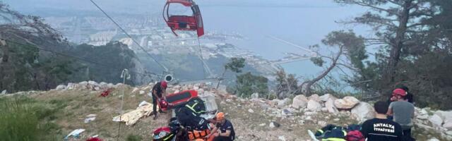 Фото и видео ⟩ В Турции рухнула кабинка канатной дороги, есть пострадавшие и погибший
