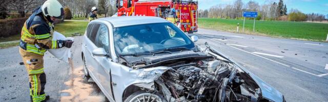 ФОТО | Серьезное ДТП в Вильяндимаа: столкнулись BMW и грузовик