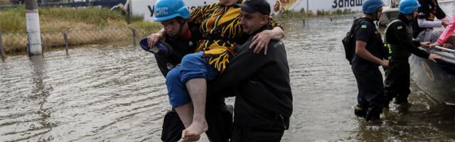 КАТАСТРОФА НА КАХОВСКОЙ ГЭС | Журналисты стали свидетелями обстрела во время спасательной операции: „Было больно смотреть, как пожилые люди падают на землю“