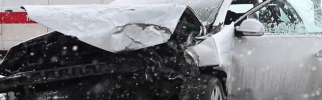 ФОТО И ВИДЕО | Автомобиль выехал с трассы и врезался в дерево. Водитель доставлен в больницу