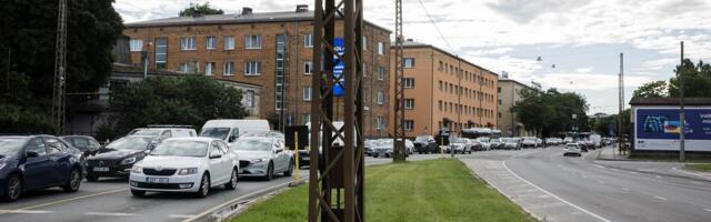 ФОТО | Новая организация движения на перекрестке у ипподрома вызвала заторы 