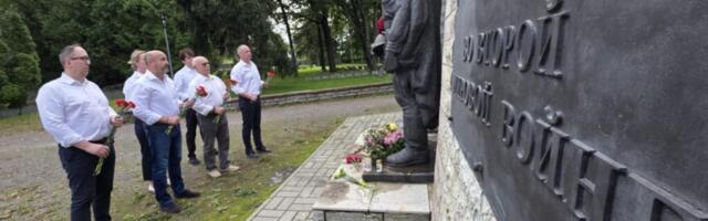 KOOS возложили цветы к Бронзовому солдату