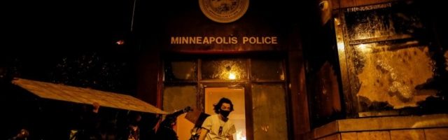 ФОТО и ВИДЕО | В США полицейский задушил чернокожего — начались беспорядки и поджоги. Миннеаполис горит, туда ввели войска