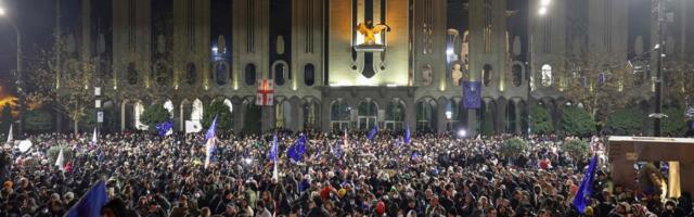 В Тбилиси у парламента началась массовая акция протеста. Перекрыт проспект Руставели