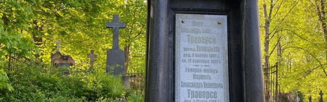 ФОТО | Имена на мраморе. Волонтеры восстановили два старинных надгробия на Александро-Невском кладбище