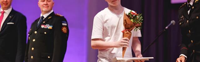 Нарвский школьник получил медаль «За спасение жизни» и самые громкие овации