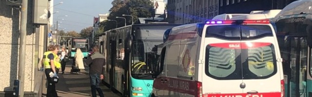 ФОТО | После резкого торможения автобуса в центре Таллинна один пассажир попал в больницу