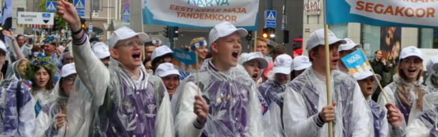 Дождь добавил изюминки шествию Праздника песни и танца