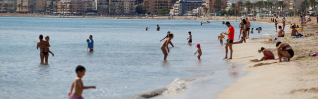 В Испании открыли пляжи для купания