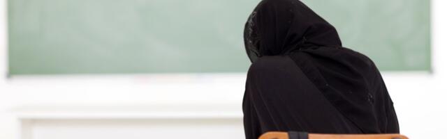 Конфликт вокруг хиджаба в школе — правительство Франции подаст в суд на ученицу-мусульманку, из-за стычки с которой уволился директор