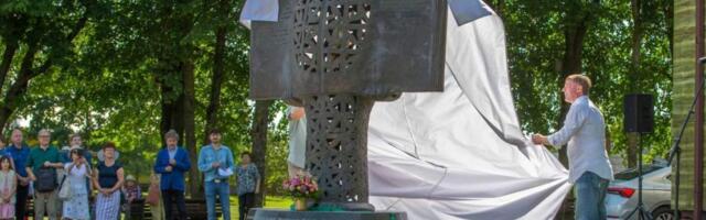 В Найсяй открыта бронзовая скульптура поэта Юстинаса Марцинкявичюса